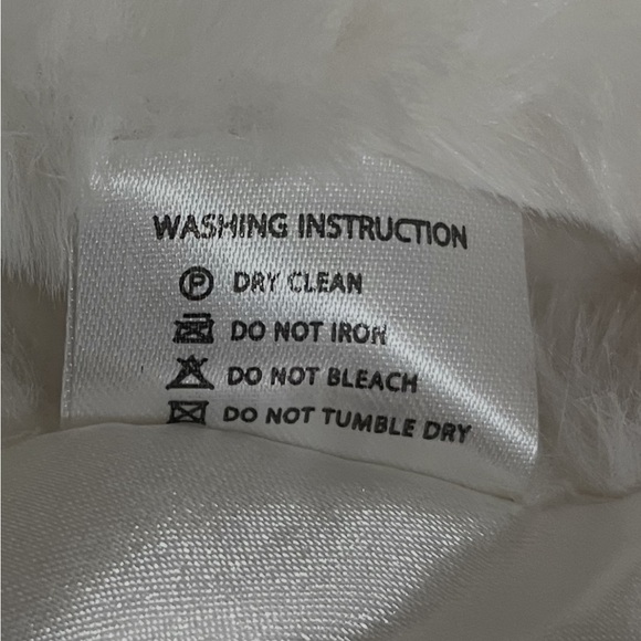 Elegant White Faux Fur Shawl - Picture 5 of 5